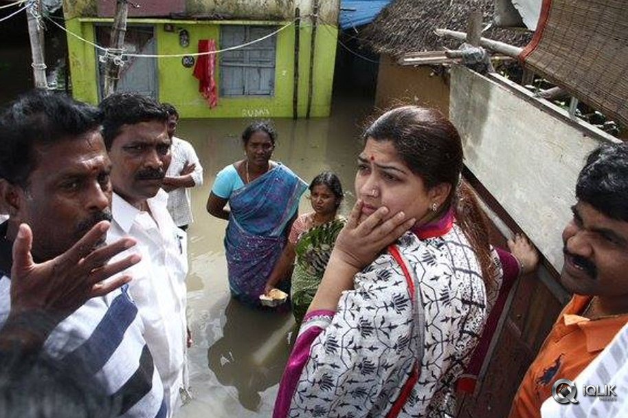 Celebs-at-Chennai-Flood-Relief-Activities
